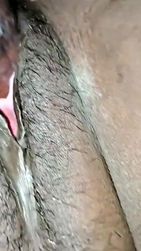 Pertunjukan tetek bhabhi panas kampung India yang cantik