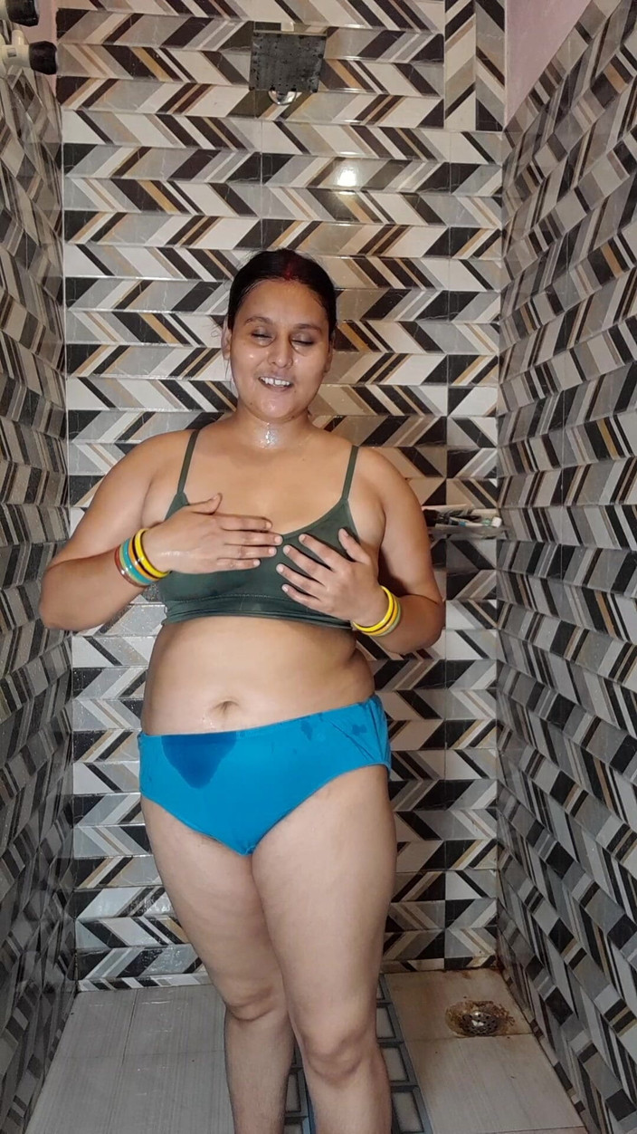 Puja555: Heerlijke Puja Bhabhi badkamerblog