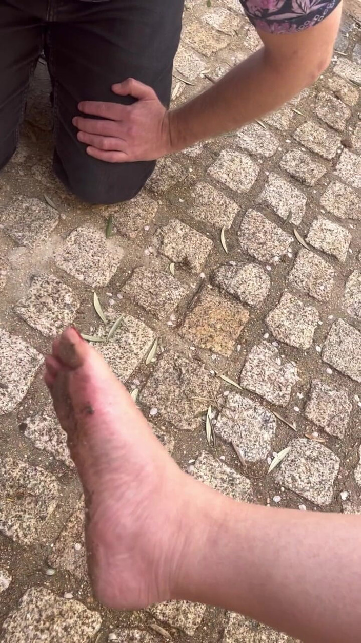 Maitresse Clara: Ich putze meine schmutzigen Füße...