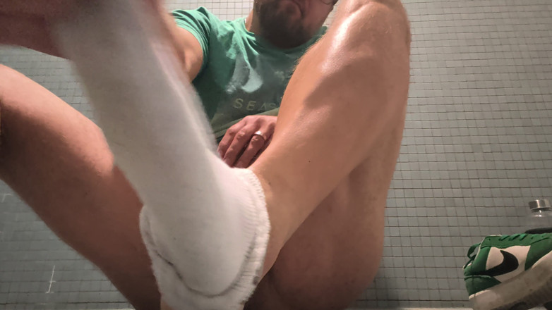 Alex Butt: Segreti dello spogliatoio: annusare le mie sneakers e leccare sperma...