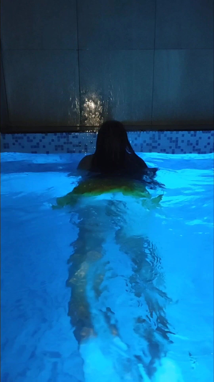 Karencx: Bij het zwembad