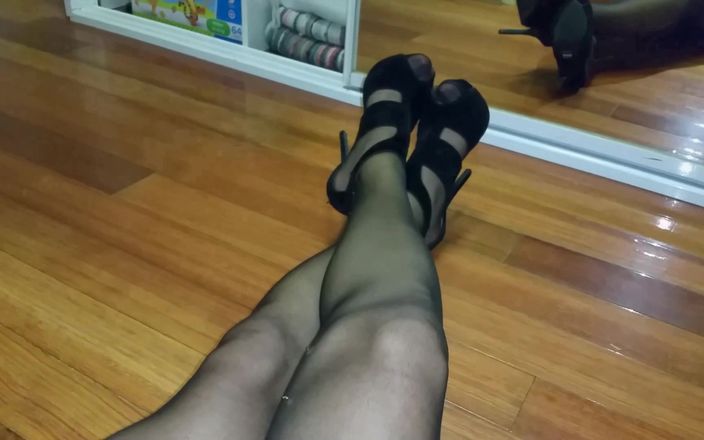 Dani Leg: Femboy Dani cu picioare feminine uimitoare cu forme în ciorapi negri