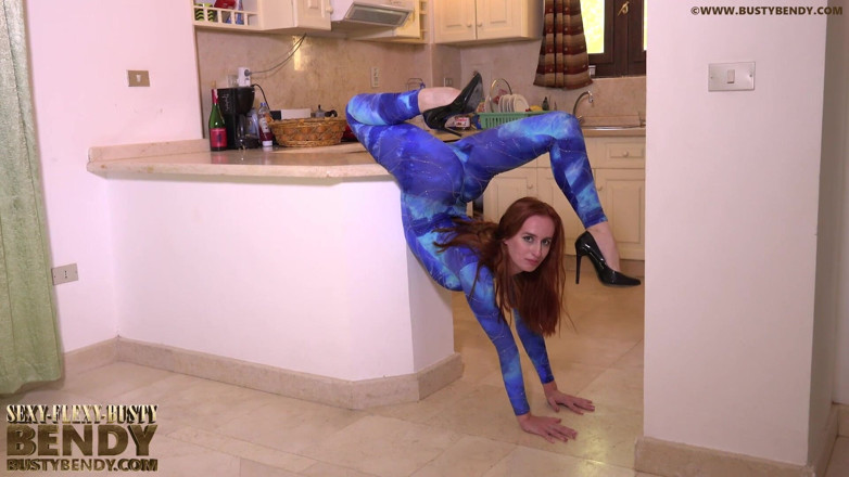 Flexilady: Contortion gợi cảm ngoài trời