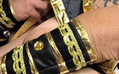 HerculesnVENUS: 在她的皮瓣下垂的奶子在她的腿上射精