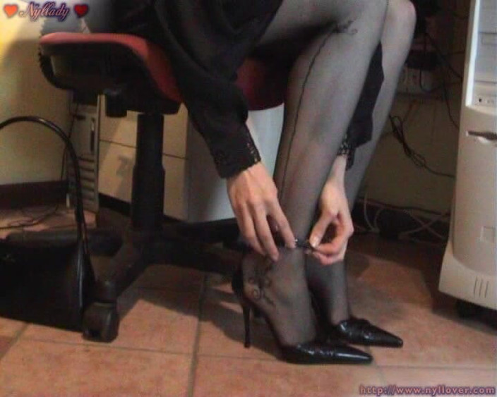 Nyllady: Sexig sekreterare shoeplay