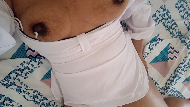 PATY PATY: Fată sexy studentă se entuziasmează în timp ce îi atinge vaginul strâmt în...