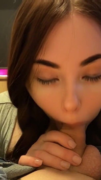 Studentessa calda con faccia sexy fa pompino