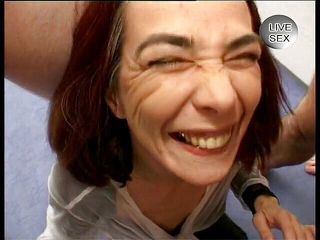 Horny Two really wet MILFs: 痴女成熟したブルネットが輪姦で複数のコックによって口の中で精液を取得します