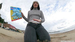 Faye Taylor: Dinosauří zkamenělina dělá v písku