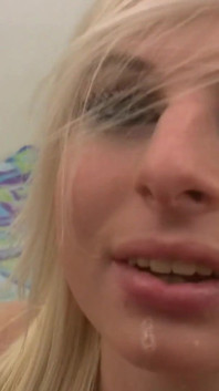 카메라 앞에서 삼키는 Charlize Danay