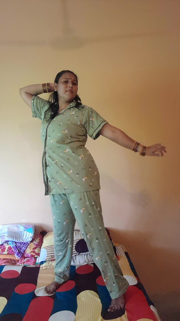 Puja555: 德西女孩在床上跳舞