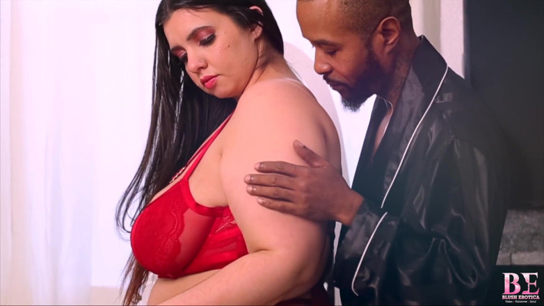 Blush erotica: 巨大な乳首BBW異人種間の偉業ローズDクッシュとクリスカーディオ