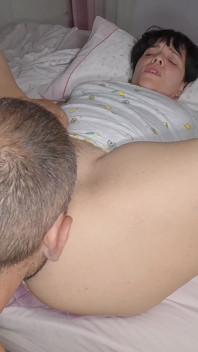 Ibu tiri dengan pepek berbulu besar. Berkongkek dengan kakinya terbuka dan creampie