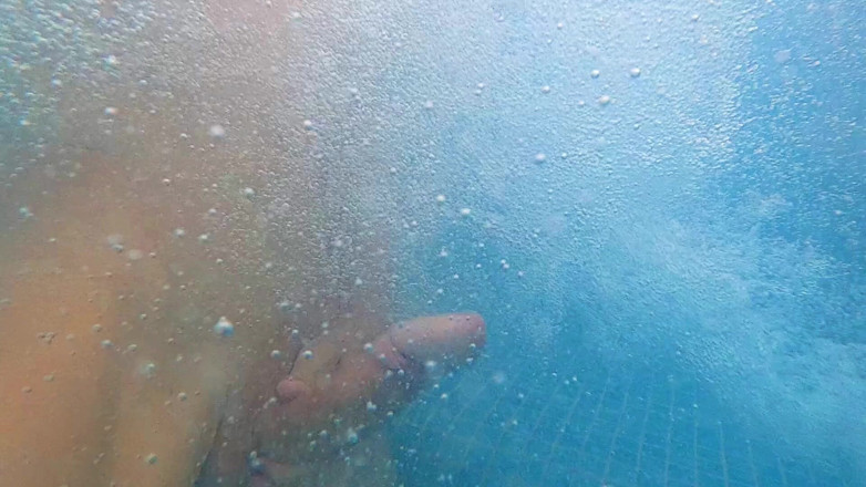 outdoor-fun: Szarpnij moją boner w bańkach spa w Slowmotion