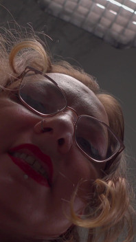 Une belle-mère salope en manteau de fourrure blanc crache dans ton thé et te fait une pipe salissante et humiliante en POV