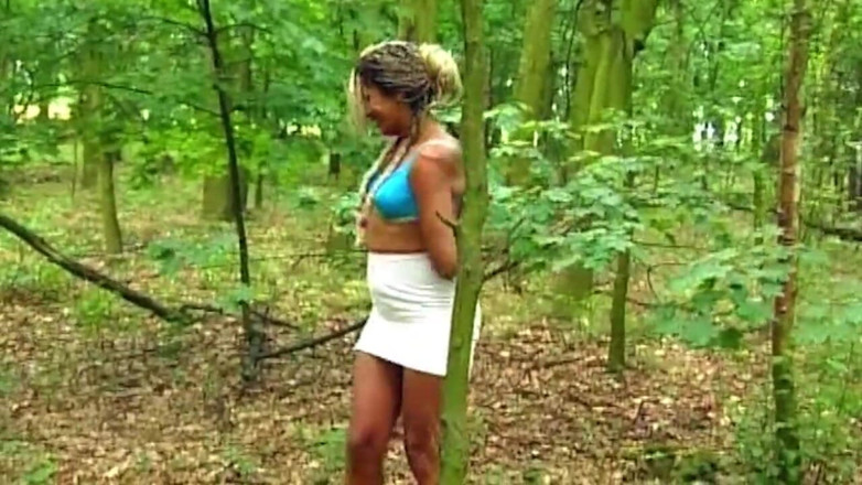 NAUGHTYPOLSKA: Pulă mare și neagră limba întinde pizda blondă Larg în pădure sălbatică Lickfest