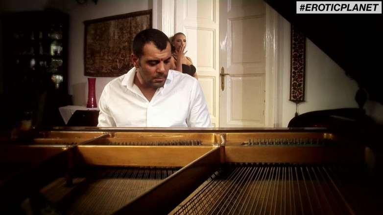 German Porn: Bruneta sexy îl suge pe pianist
