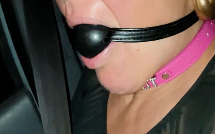 Lady Oups: 在车里暴露一个奴隶配偶