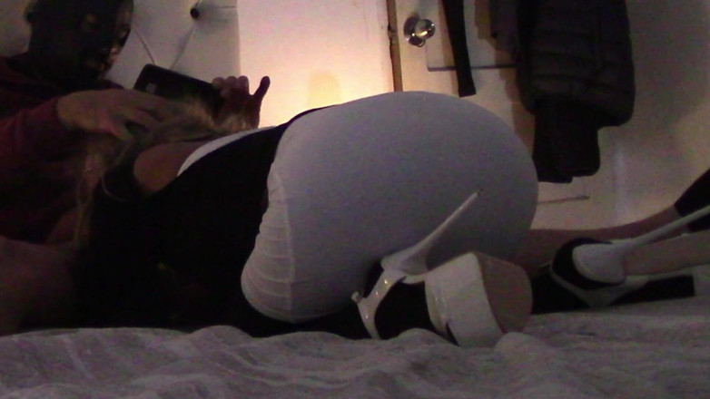 LauraOnHeels: MILF mit einem wunderschönen Hintern gibt einen Sperma-schluckenden Blowjob