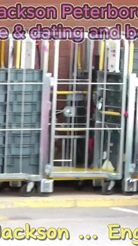 Міс Джексон англійська гаряча дружина на високих підборах