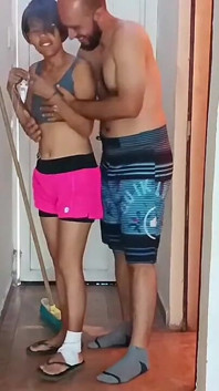 Calvohot70 mengongkek menantu perempuan jalangnya dengan keras semasa ayah di dapur.
