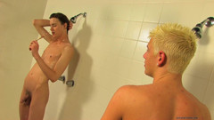 Lollipop Twinks: Bagnati twink magri si scatenano