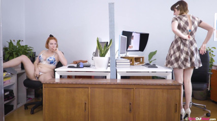 Girls Out West: Пишні офісні дівчата з великими цицьками і волохатими піхвами мастурбують на роботі