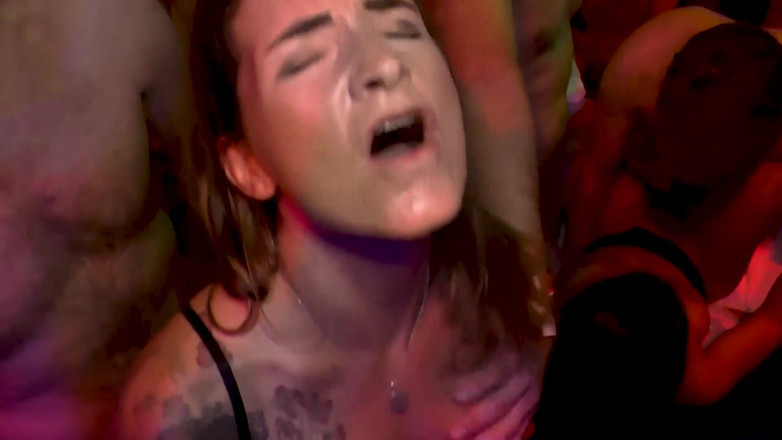 Creampie Clinic: Milf preñada a pelo en orgía