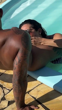 J’ai sucé un bâtard dans la piscine et j’ai reçu du lait dans la bouche