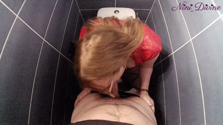 Nini Divine: Französisches mädchen mit großem natürlichem hintern wird in der nachtclub-toilette...