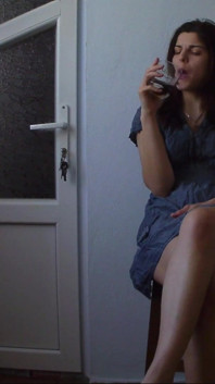 Sexy teen Imbibe šťáva, aby se vyčůrala