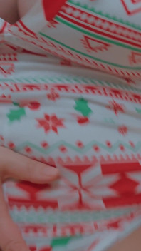 Kann Ich Schon Meinen Weihnachts Schlafanzug Anziehen? Langsame Masturbation Einer Molligen MILF.