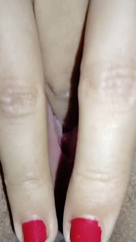 我的印度继妹从特写中向我展示她多汁的阴户和菊花