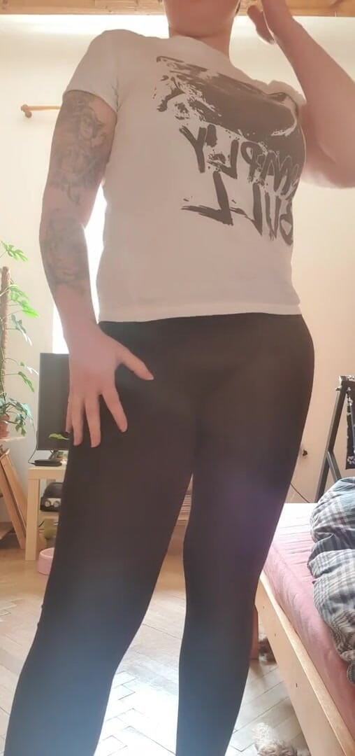 Sweet Nicolett: Horny bitch wants to fuck