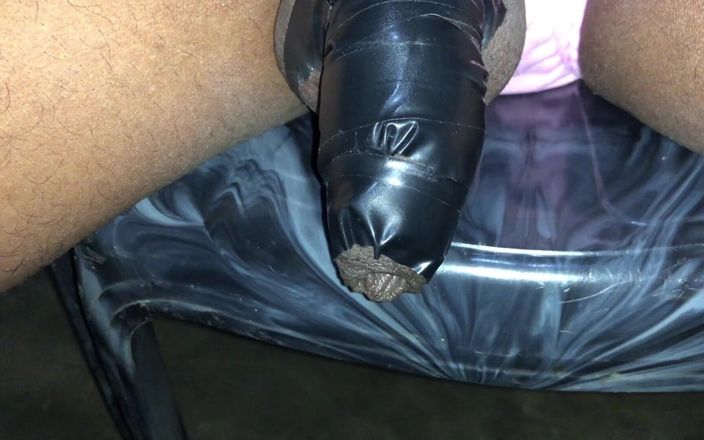 Nish one: Cuckold Husban kijkt toe met kuisheidsslot