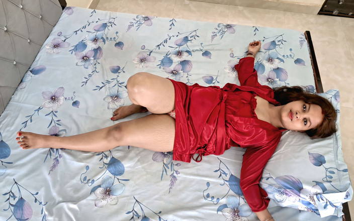 Mina Sardar: Sexy Indische vrouw in rode nachtjad hardcore op zijn hondjes...