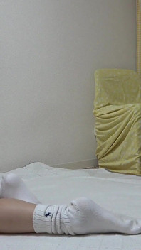 Nur für mädchen, Wohnung in Japan, ein Mädchen putzt in Schürze-Stil Minirock-Uniform, Tanga-Wedgie-höschen und weißen Socken