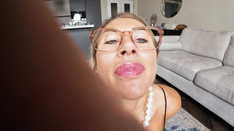 CALLIE ROKS: Encontrado por el fetiche de giganta de la madrastra caliente...