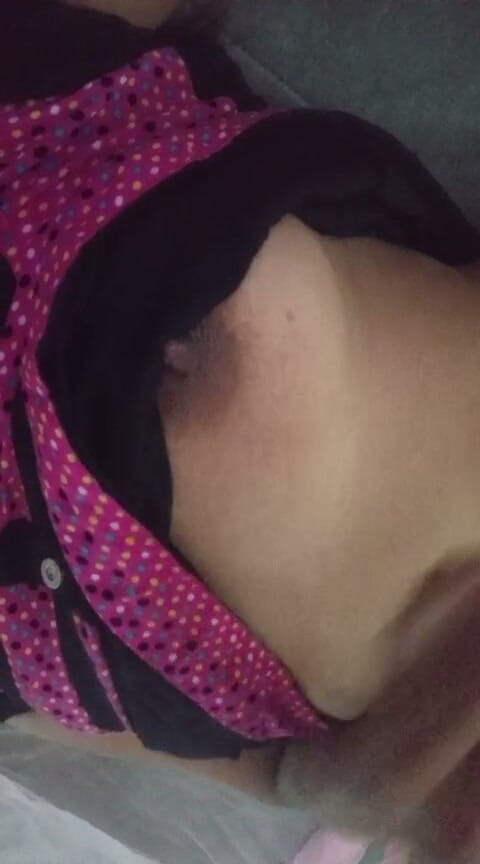 Anne White: 最も美しいスリランカの少女がセクシーな体を見せる