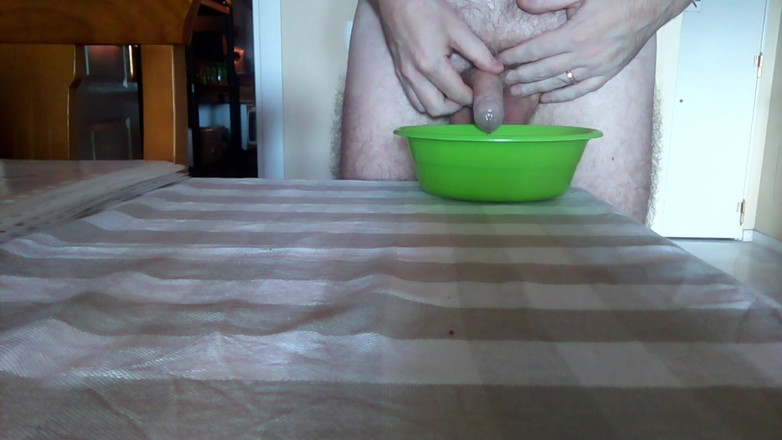Sex hub male: John sta pisciando in una ciotola verde sul tavolo