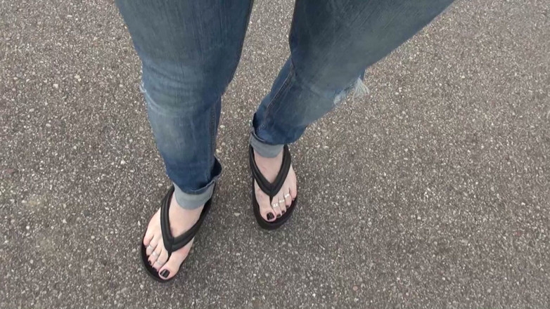 Heelex: Seksi ayaklı travesti yarağı teşhir ediyor