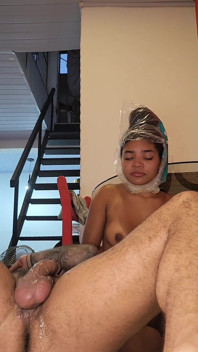 Cewek sange ini nyepong dan ngentot tenggorokannya habis-habisan sampai dia mengerang keenakan!