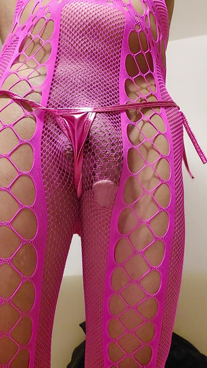 Milah CrossxxX: Milah mostra seu rabo de arrastão rosa