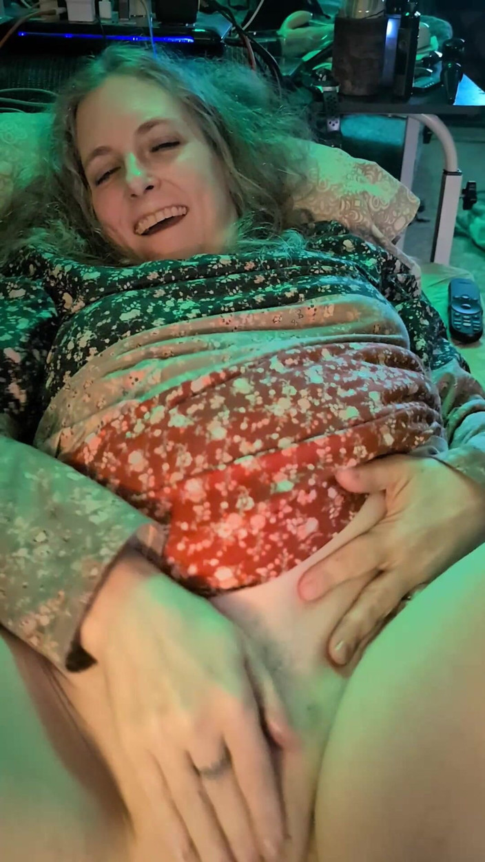 Elaras Pan: 그녀의 첫 번째 엉덩이 플러그는 그녀의 크림을 만든다!