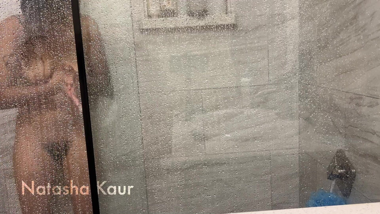 Natasha Kaur: Sudut pandangan pertama: Awak sedang menonton saya mandi &amp; saya membersihkan...