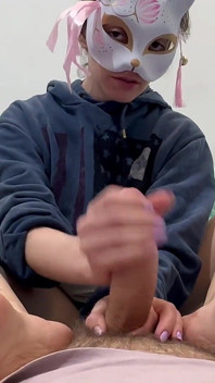 Honí mu, zatímco předvádím moje krásné malé nohy