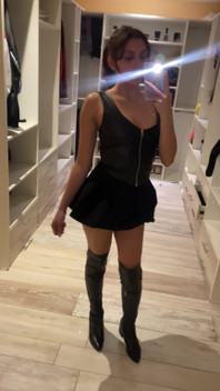 Prostituta de látex mostra seus peitos