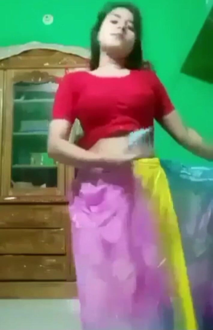 DeshiHubBuzz: Deshi 女孩换纱丽服并展示胸部