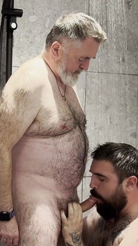 Stepdaddy Bears Fuck Bareback in Shower