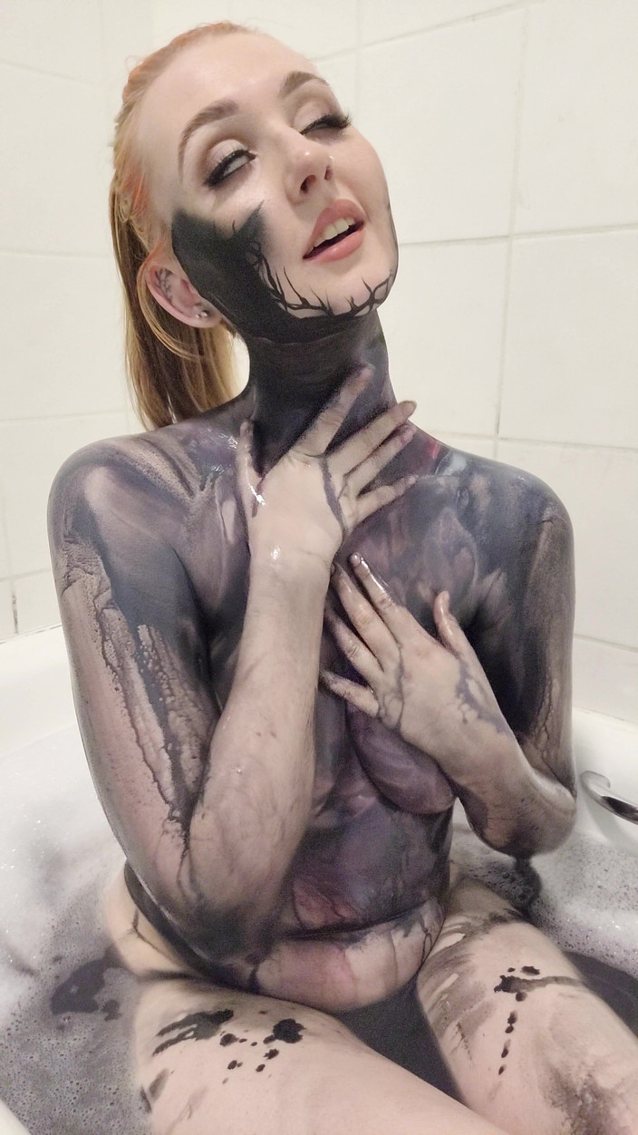 Em Yang: Gwenom tělo lakování ve vaně a chycení koz